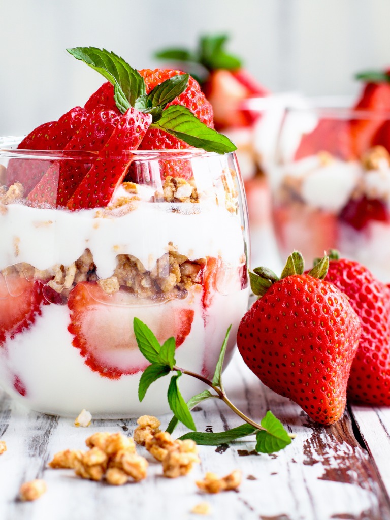 healthy-breakfast-of-strawberry-parfaits-made-with-fresh-fruit-yogurt-picture-id1153641561