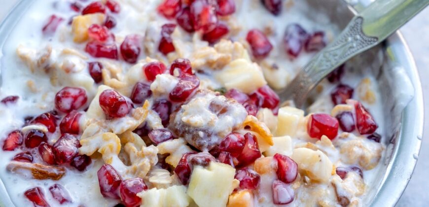 muesli-and-yogurt-with-banana-apple-pomegranate-seeds-and-oat-cereals-picture-id1136761365 (3)